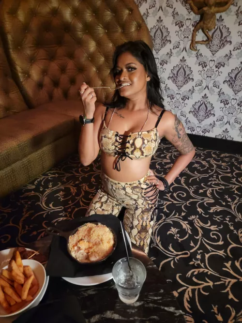 Macaroni and cheese in the VIP by xsamsinghx