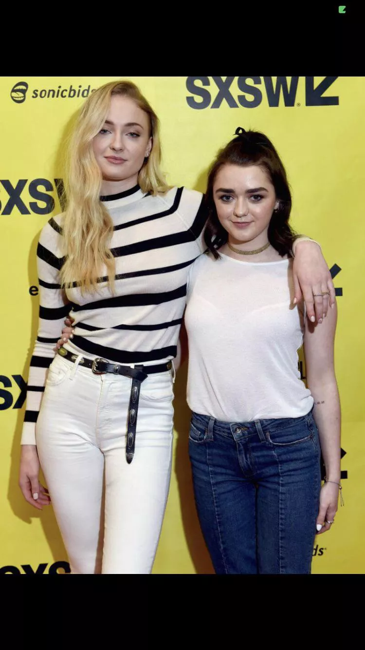 Maisie Williams’ bra lines posted by hardcocktales