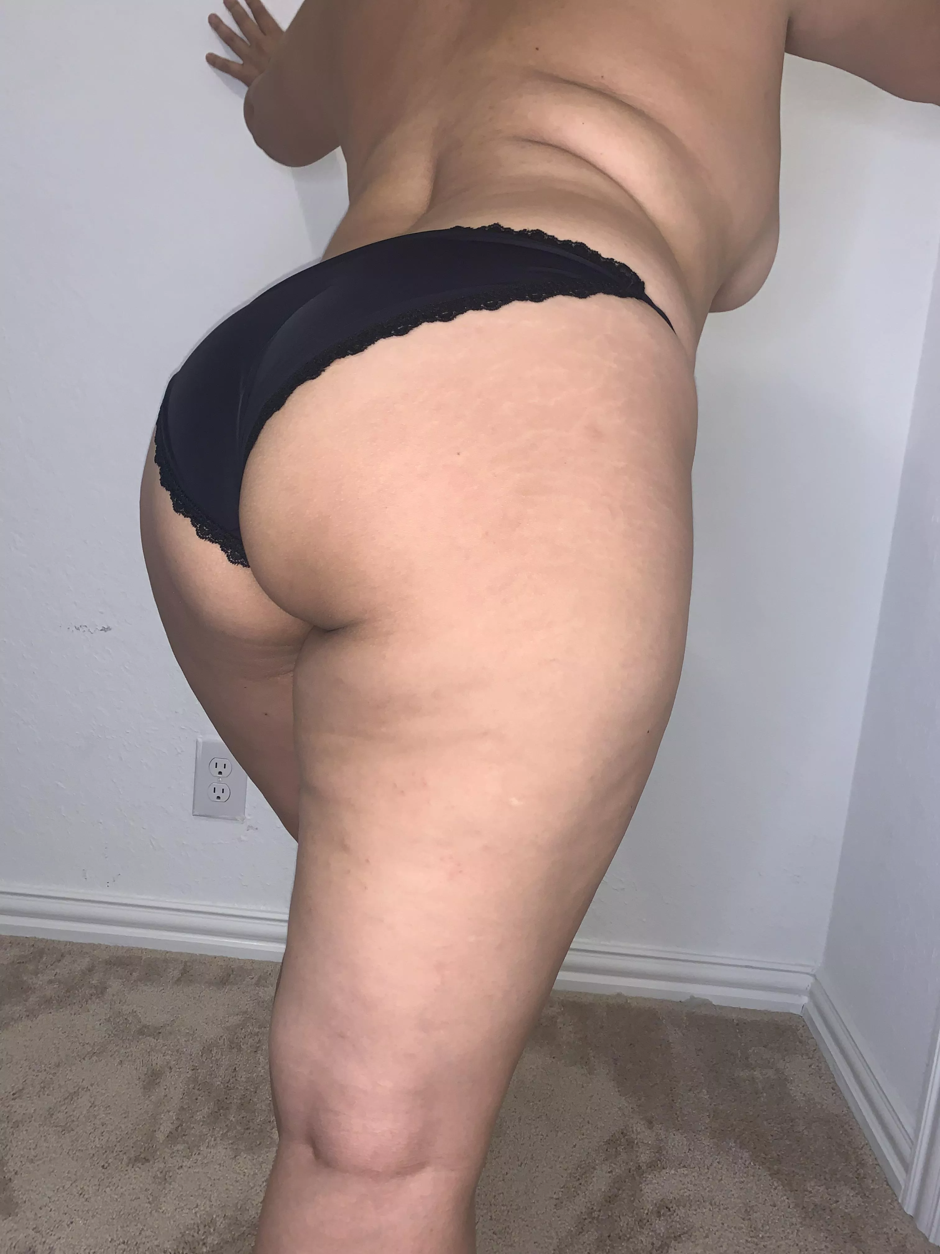 Make me squirt daddy! I’m just a horny Slut next door who loves to please men!Panties, socks, sexting, GFE, pictures and videos. Let’s chat and have some fun, I’m always online! [Selling][F][USA] posted by Riding_D