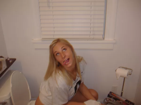 Making a funny face (1 MIC) by CatpainTpyos