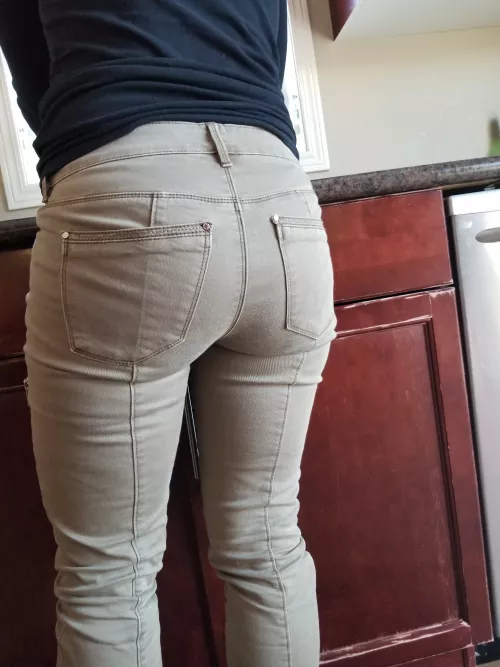 Mama was on dinner duty again tonight so this was my view for a good hour. by Middle_Way_4333