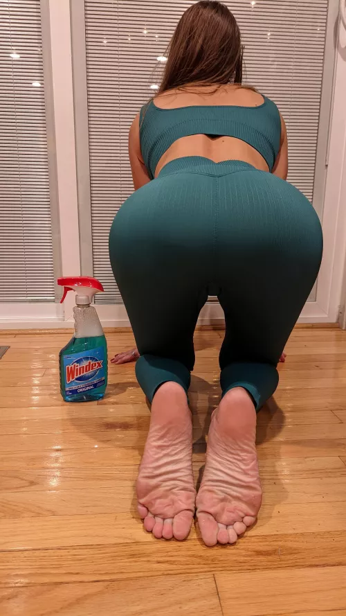 Mama's off her feet for a minute 😘 by HotMamaNextdoor69