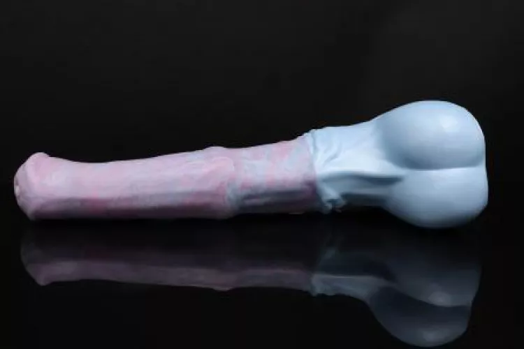 Managed to snag one of the 3 or so XL chances that dropped today! So excited! But under the description for color it just said “Rogue” is this the Pastel Vulpine con color? by itsnotkessler