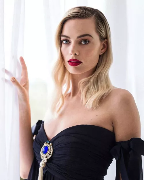 Margot Robbie by OhNoWhatHappenedNow