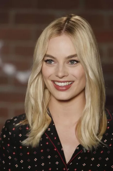 Margot Robbie makes me so hard right now. Someone can help me cum for her? by Meider_M