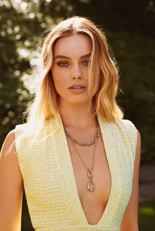 Margot Robbie by claytalian