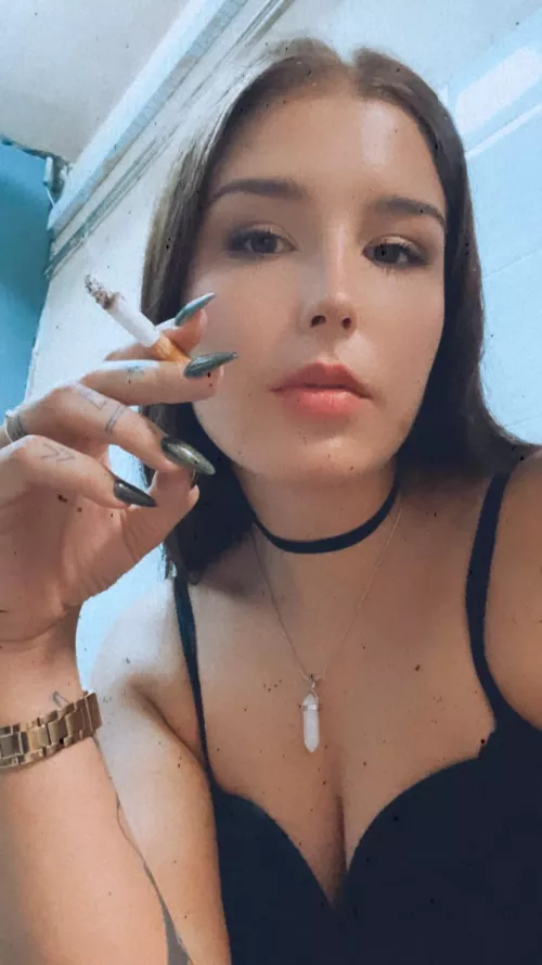 Marlboro Gold Girl forever💨 by dahlianextdoor