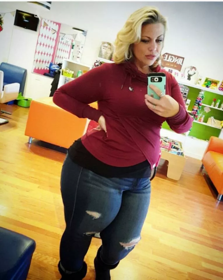 Massive thighs posted by LasherDeviance