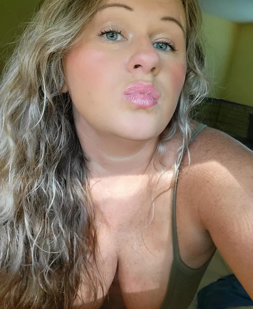 🌟Mature busty milf with big tits and juicy ass! Sweet girl next door personality. New content daily! No ppv! Sub to my OF to see more. Link below!🔥 by YardLazy9547