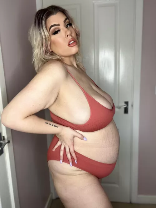 Me and my preggo belly by Charlotterachelof