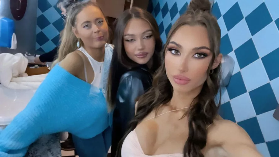 Me (right) and the girls 💃🏽 by Larakarati