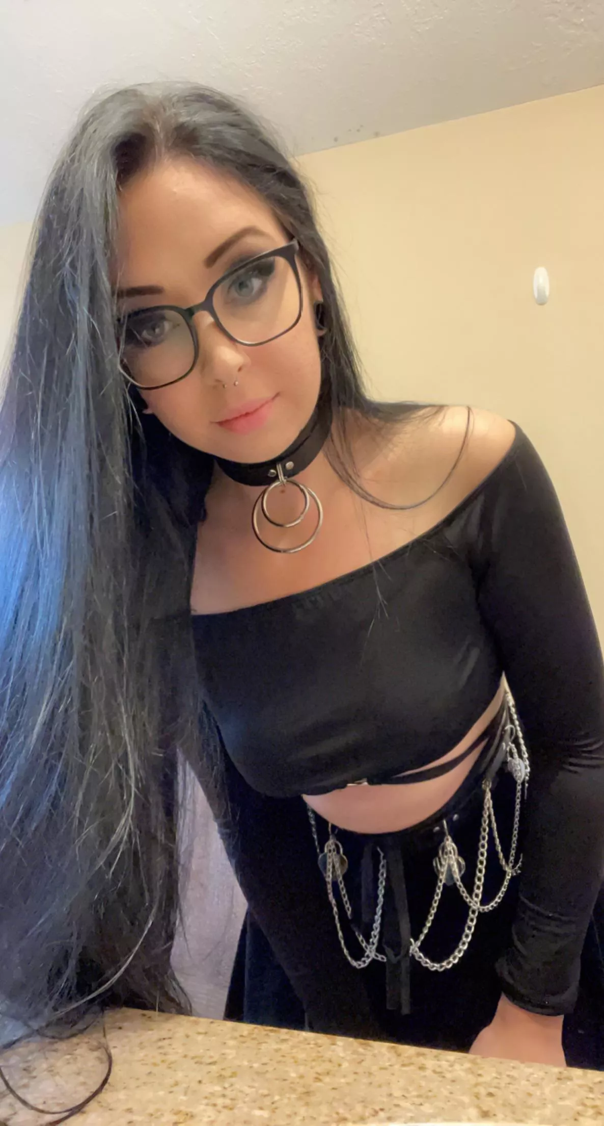 Medium tiddy goth gf 🖤 posted by evilynmorningstar