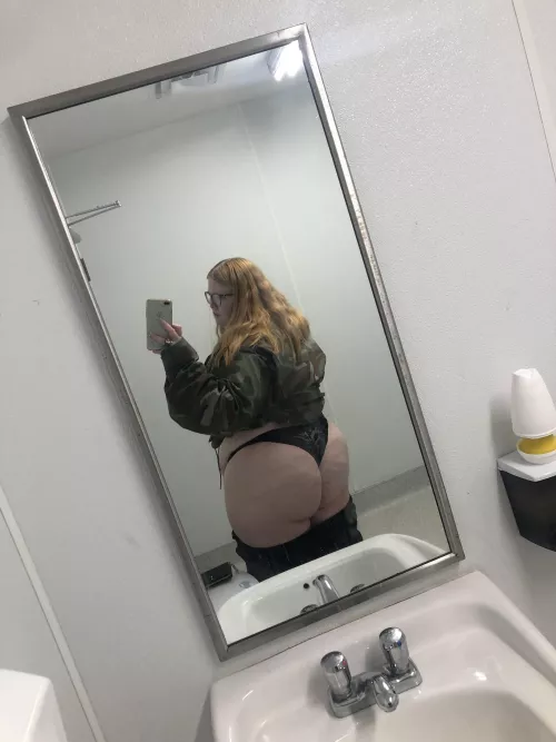 Meet me in the bathroom 😜 by chubby_hannah