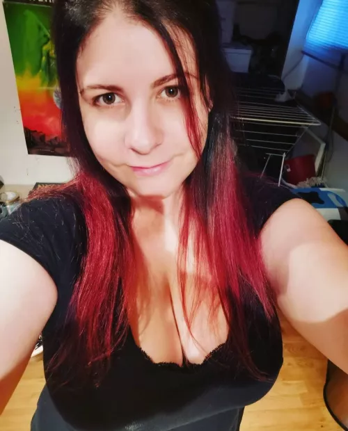 Melissa's massive H cups barely fit in her own selfie by SaggyLover94