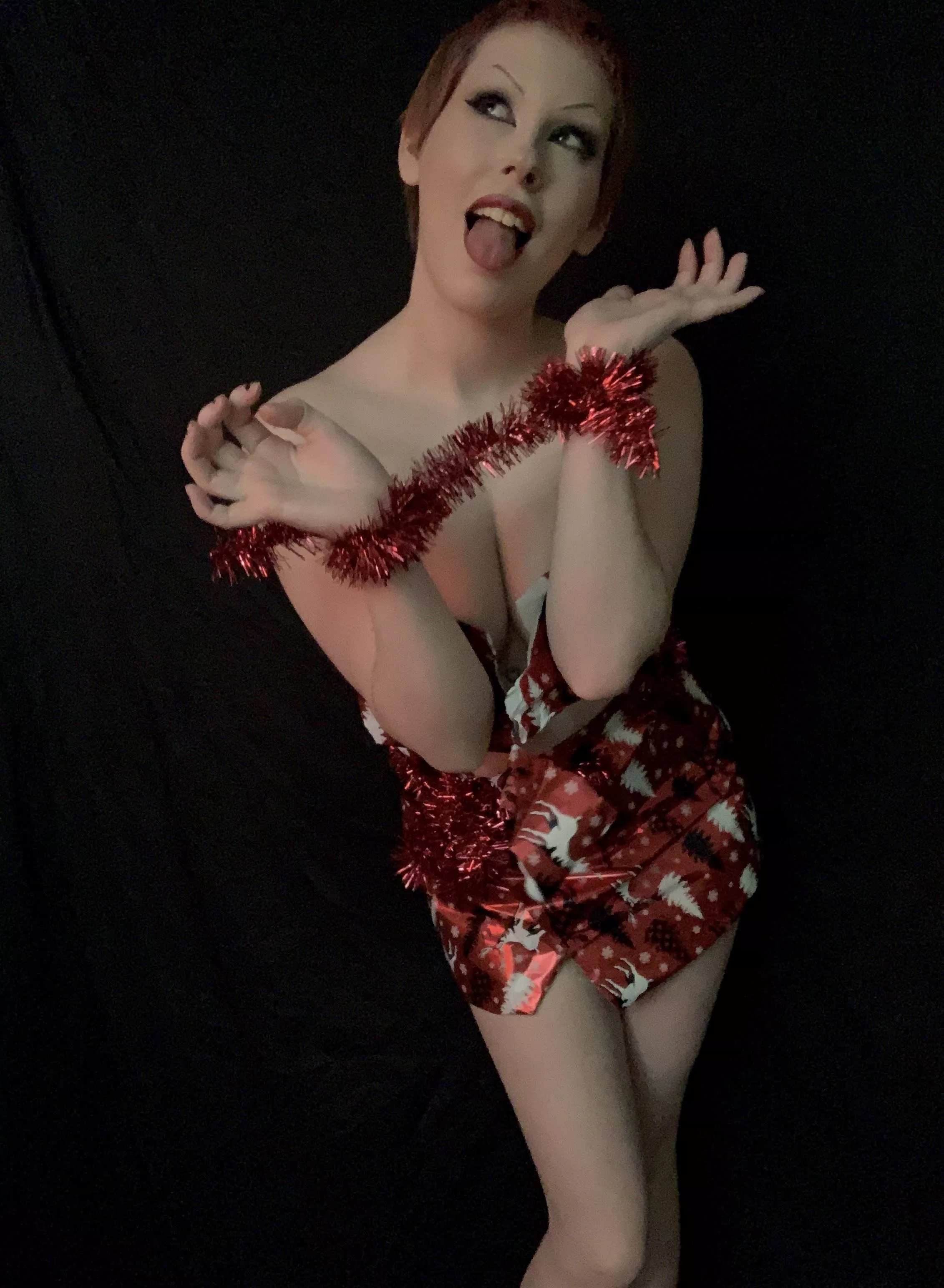 Merry Christmas, i’m your gift! 🎁 ready for you to open me up and play with me..! 💦 posted by graveslvt