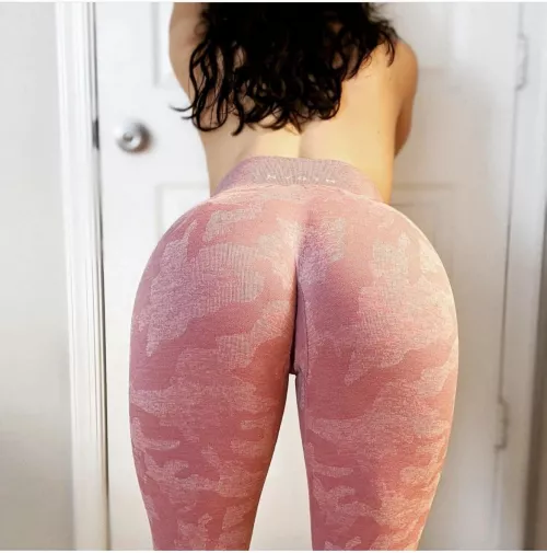 Merry Thickmas 👅😉Nothing better than a big latina booty in sexy leggings 🍑 by spicyfitbabe09