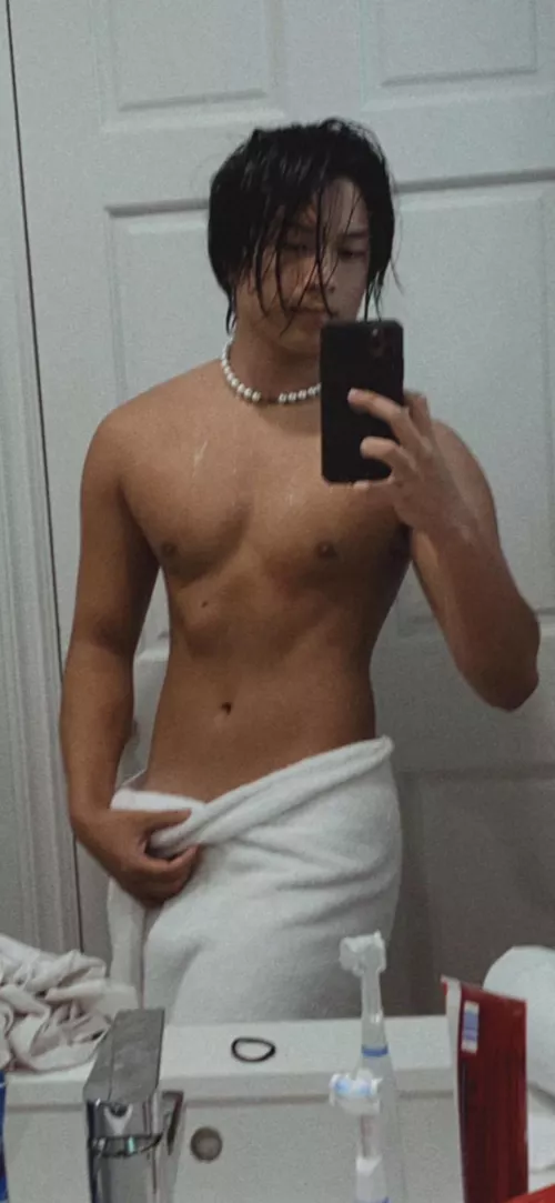 Message me if you wanna see what’s under the towel ;) by Pace_Broad