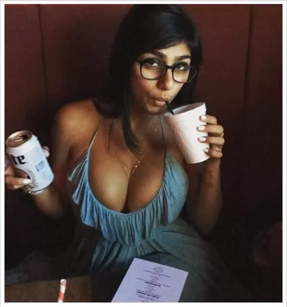 Mia posted by redditisthewebsass