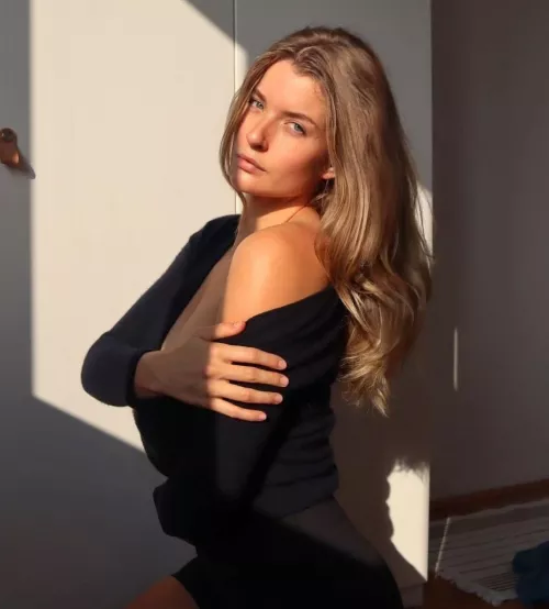 Mia in black by sverigehem