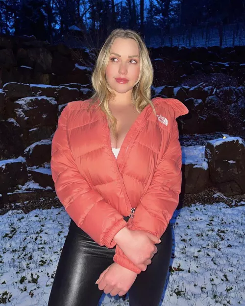 Mia in the snow by jenny_204