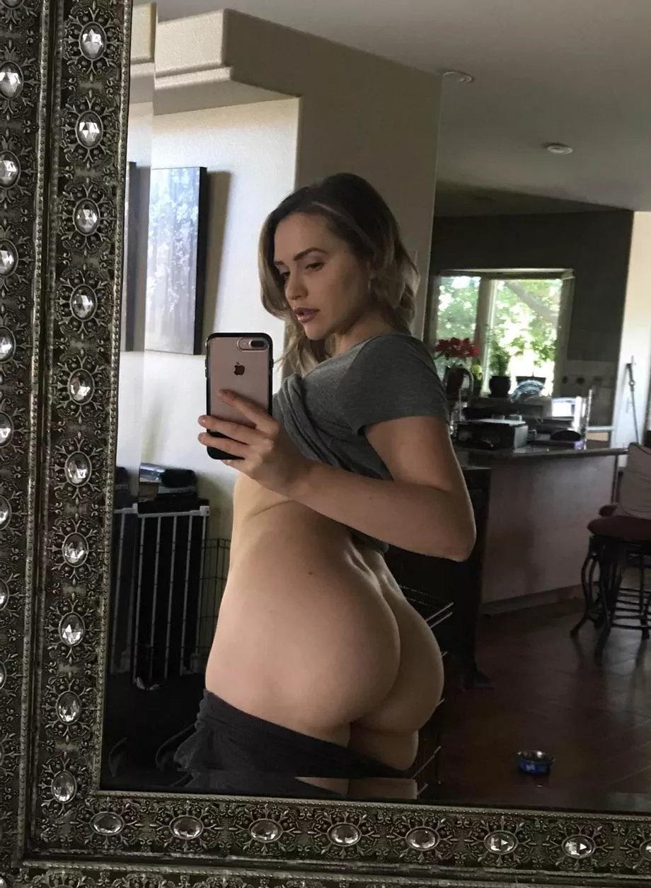 Mia sends you this while you’re at work…what do you do? 😉😈 posted by cath_chan_xo