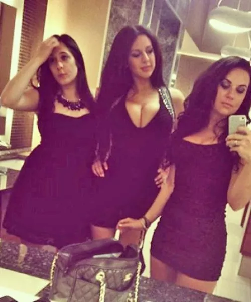 Middle knows she won this pic by deiterh95