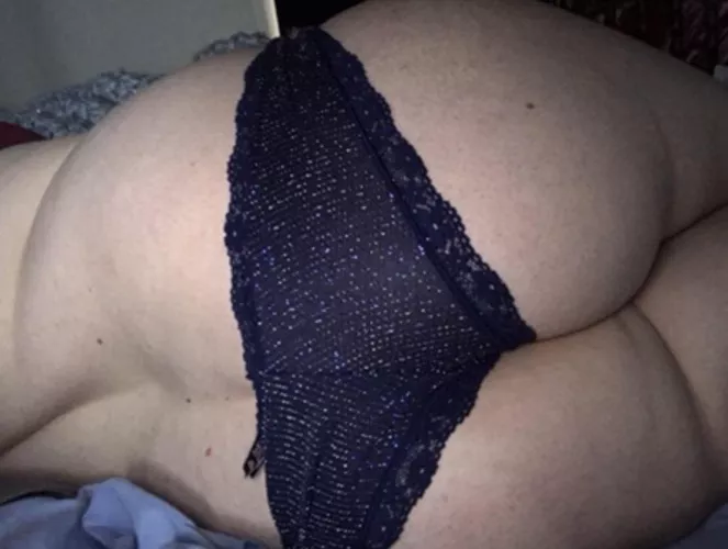 Midnight booty by longrangee