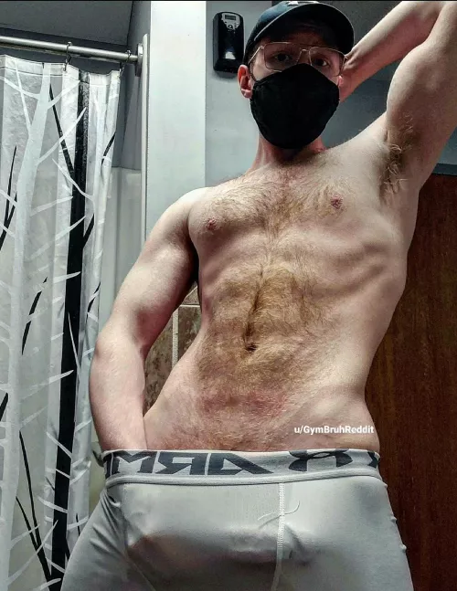 Mid-workout Bulge, meet me in the locker room bro 🤤😈 by GymBruhReddit