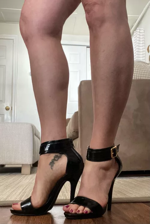 Milf heels by Lynnzertart1