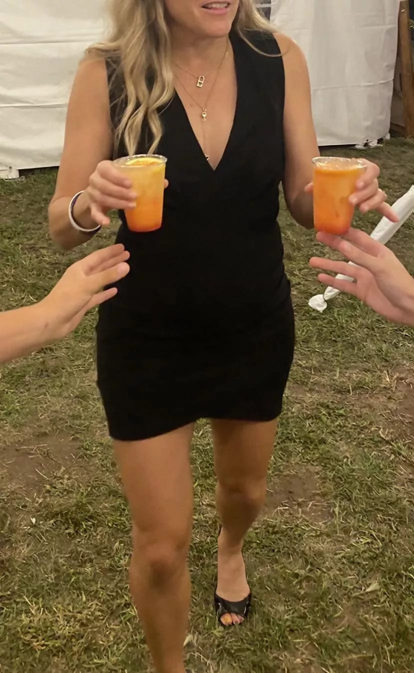 MILF offering easy access posted by WifePics1969