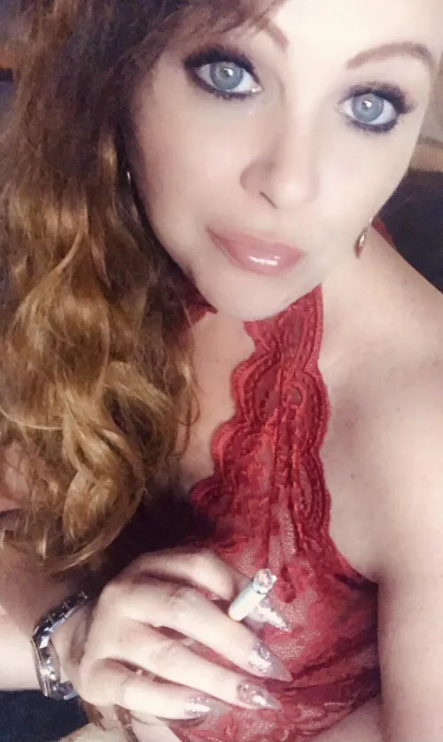 🥳🎉🔥 Milf who loves to smoke and always down to meet cool ppl. Info below. 💋🔥 by OceanEyez00