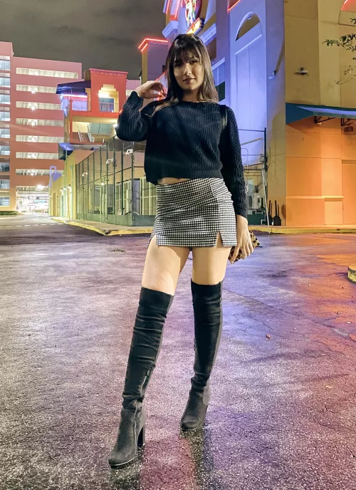 Mini skirt kind of day.. thoughts? by latinamiilfbabe