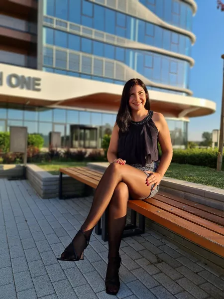 Miniskirt for today ❤️ Wearing CdR Eterno Super Lucido in black 🌚 by swiftkiss