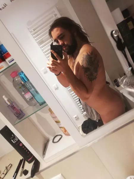 Mirror mirror... by DeeptalkerBeautybutt