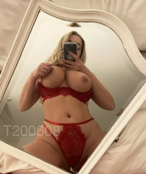 Mirror mirror on the bed, who can I give some head? by T200608