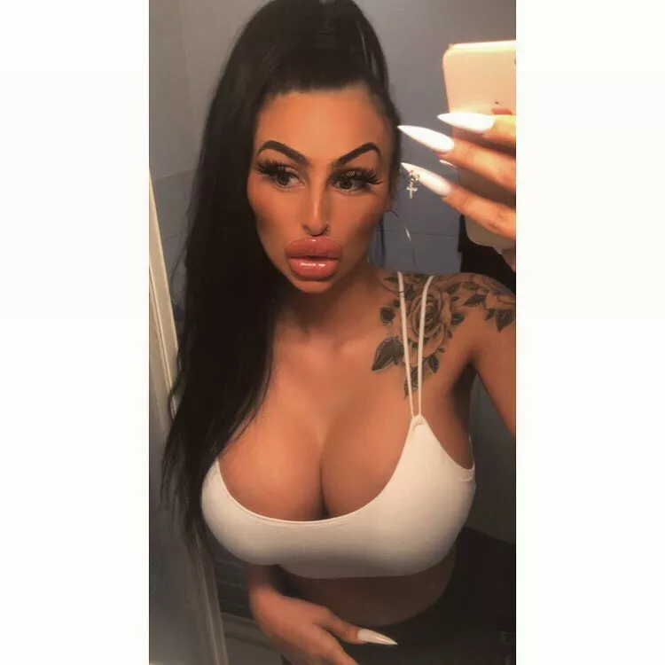 Mirror selfie posted by gosterime