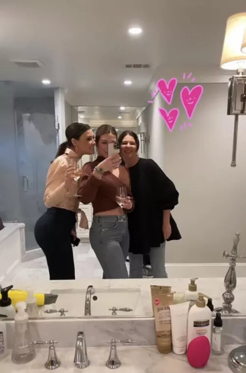 Mirror Selfie by hgft6969