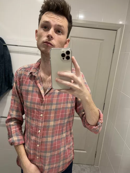 Mirror selfie. by the_skinner03