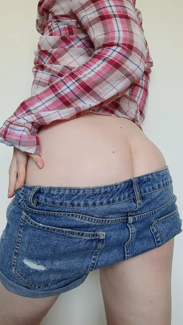 MISSING : Tan lines and Hand Print ✋ posted by DforDance