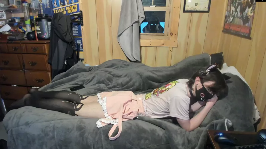 mmmm...bed~~ by _SirDashley_