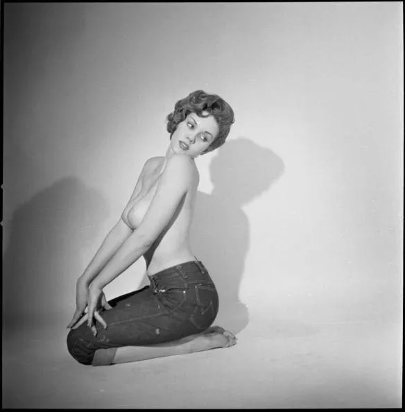 Model and nightclub singer Colleen Farrington, 1950s, photographed by Peter Basch posted by QuintusFapiusPictor
