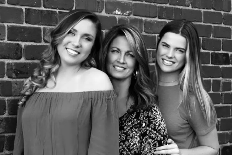 Mom and her daughters by tossawy135