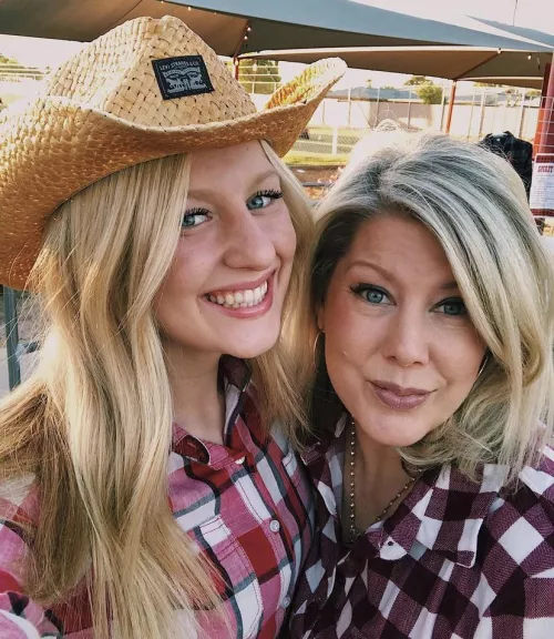 Mom & Daughter by lolugotrolled