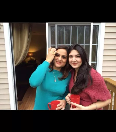 Mom or sis ? by shinings99