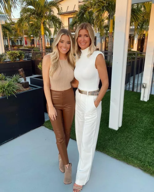 Mom/daughter threesome? by brittxteasex