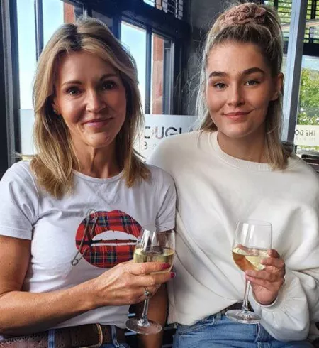 Mommy & daughter by bulgingpeach