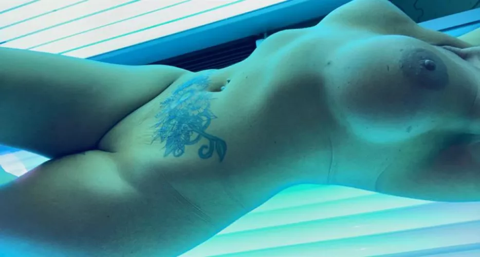 Mommy likes a tan all over. by Hollysberrys