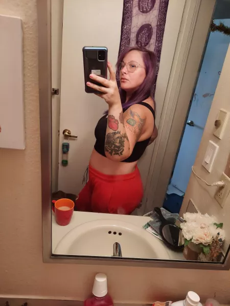 Mommy of 2. I just had a baby a month ago. Loving my body 😍 by iglointhedark