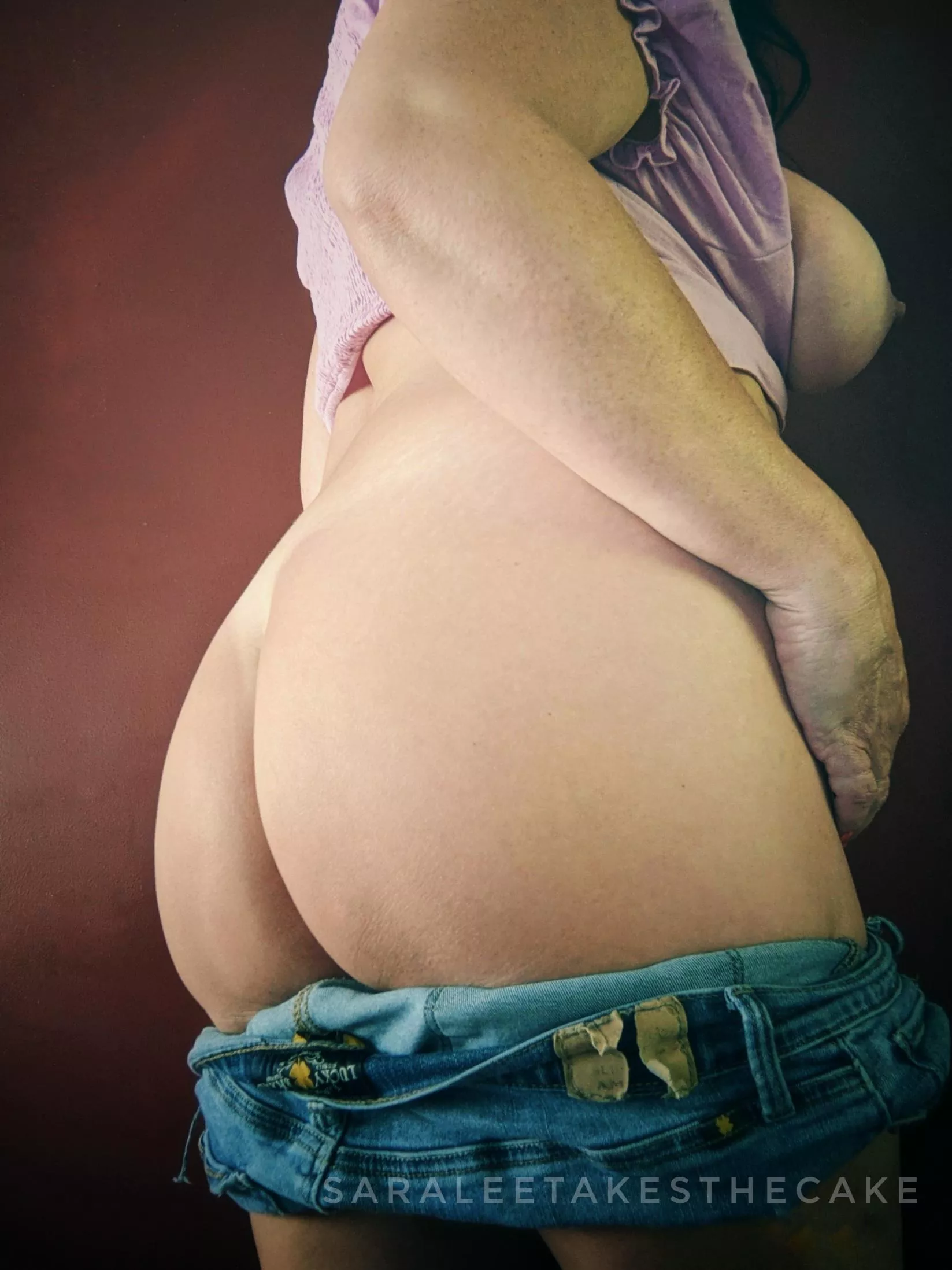 Monday can kiss my ass. You can too if you want. 💋 posted by saraleetakesthecake