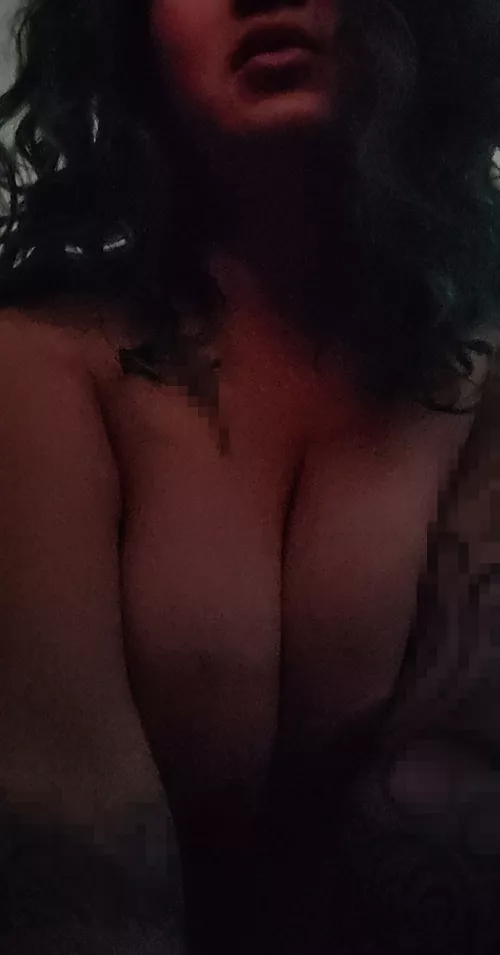 Monday morning nudes are a great way to start the week. [F] by kinky_k2021